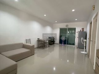 Casa adosada en venta de 3 habitaciones en Thung Khru, Bangkok
