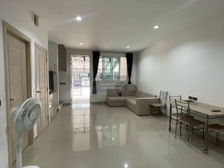 Casa adosada en venta de 3 habitaciones en Thung Khru, Bangkok