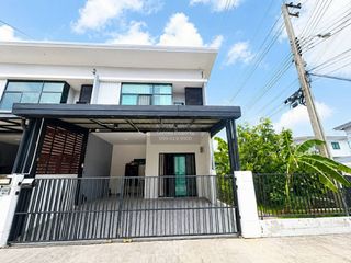Casa adosada en venta de 3 habitaciones en Bang Khae, Bangkok