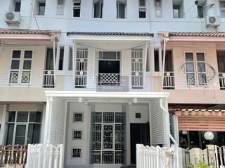 Casa adosada en venta de 3 habitaciones en Don Mueang, Bangkok