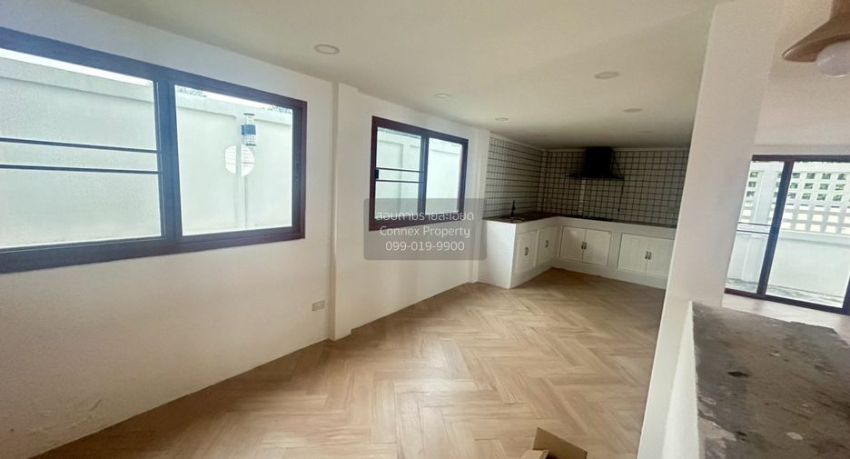 For sale 3 bedrooms house in Wang Thonglang, Bangkok