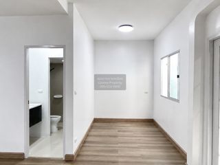 Casa adosada en venta de 3 habitaciones en Khlong Sam Wa, Bangkok