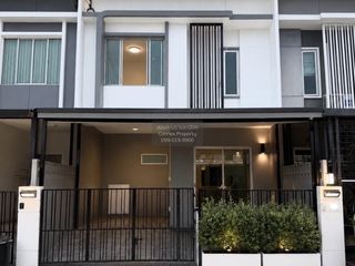Casa adosada en venta de 3 habitaciones en Khlong Sam Wa, Bangkok