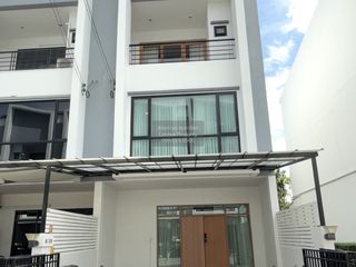 À vendre 3 chambres maison de ville à Phra Khanong, Bangkok