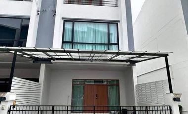 For sale 3 bedrooms townhouse in Phra Khanong, Bangkok