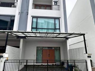 Casa adosada en venta de 3 habitaciones en Phra Khanong, Bangkok