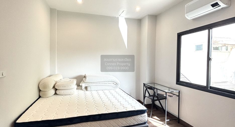 For sale 3 bedrooms townhouse in Phra Khanong, Bangkok