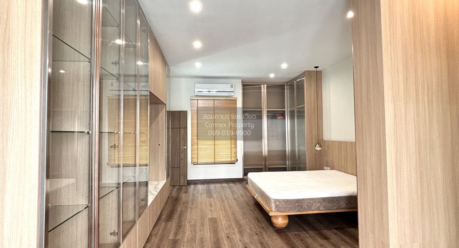 For sale 3 bedrooms townhouse in Phra Khanong, Bangkok