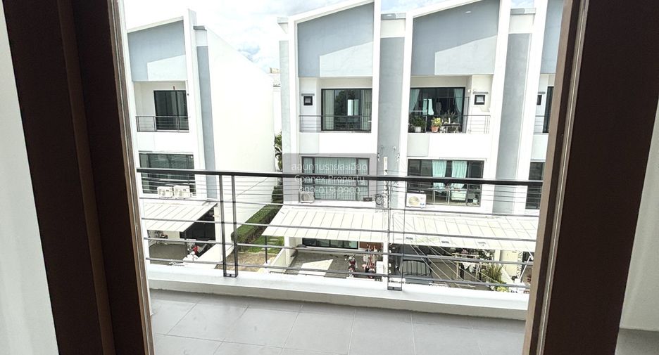 For sale 3 bedrooms townhouse in Phra Khanong, Bangkok
