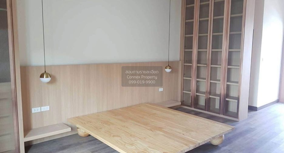 For sale 3 bedrooms townhouse in Phra Khanong, Bangkok