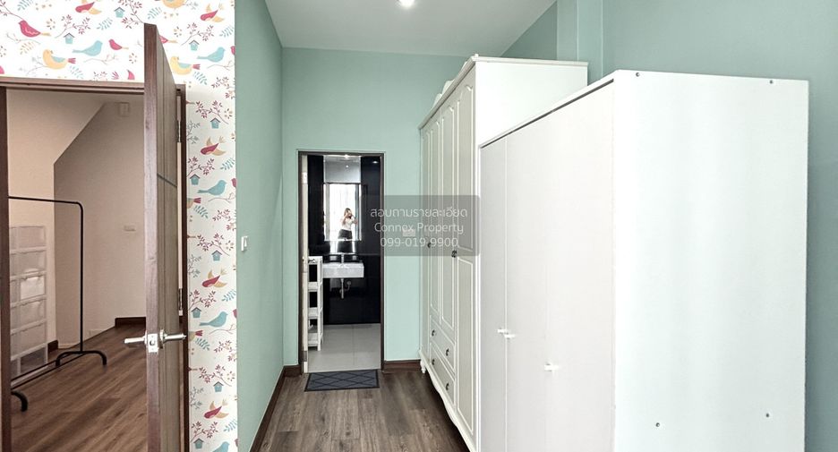For sale 3 bedrooms townhouse in Phra Khanong, Bangkok