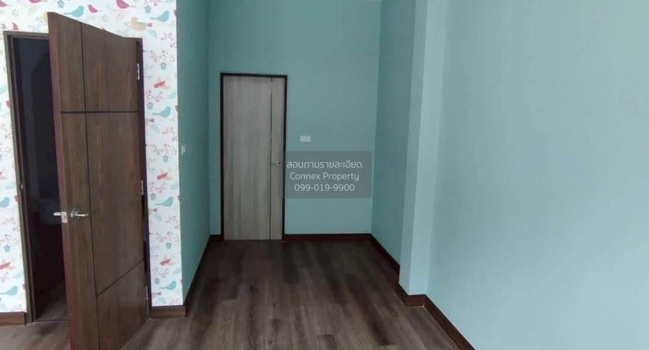 For sale 3 bedrooms townhouse in Phra Khanong, Bangkok