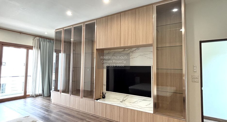 For sale 3 bedrooms townhouse in Phra Khanong, Bangkok
