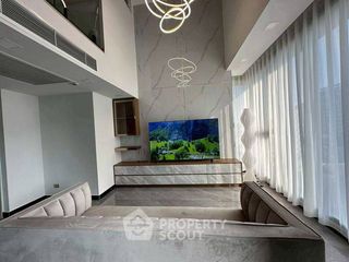 For sale 3 bedrooms condo in Huai Khwang, Bangkok
