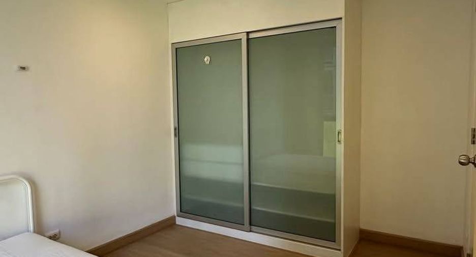 For rent 2 bedrooms condo in Huai Khwang, Bangkok