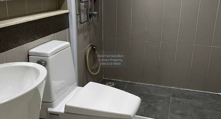 For rent 3 bedrooms townhouse in Chom Thong, Bangkok