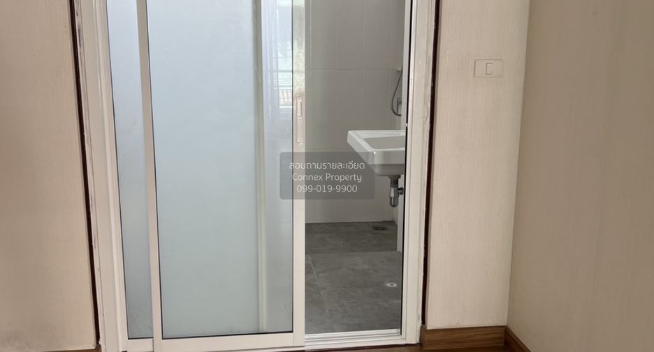 For rent 3 bedrooms townhouse in Chom Thong, Bangkok