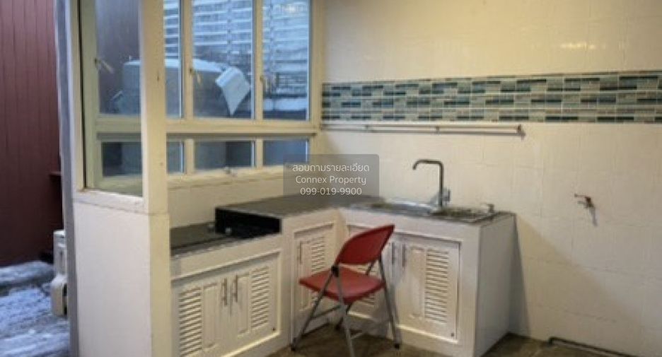 For rent 3 bedrooms townhouse in Chom Thong, Bangkok