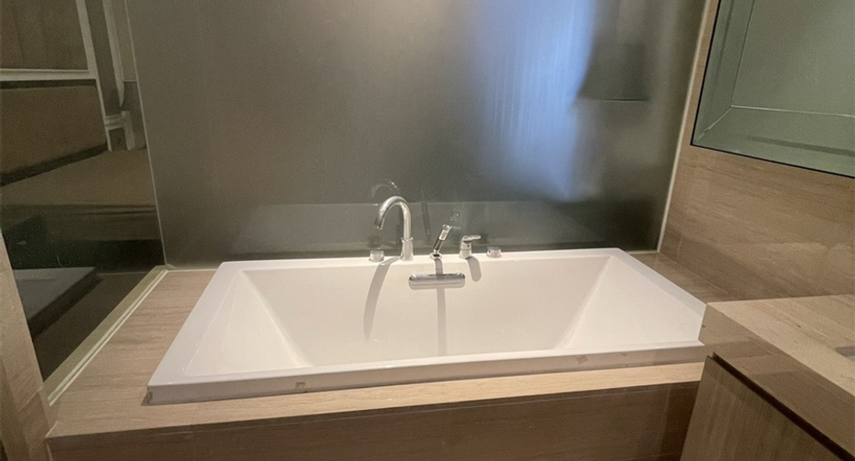For rent 2 bedrooms condo in Khlong Toei, Bangkok