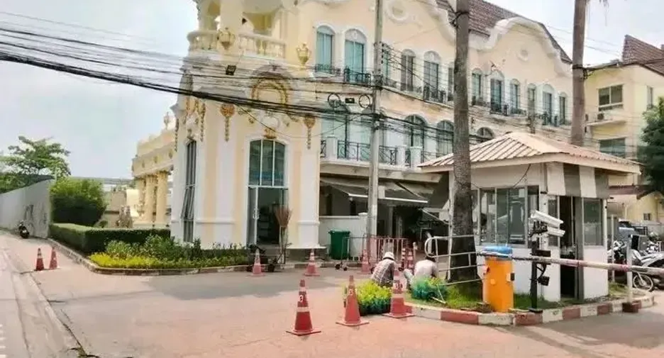 For sale and for rent 4 bedrooms townhouse in Suan Luang, Bangkok