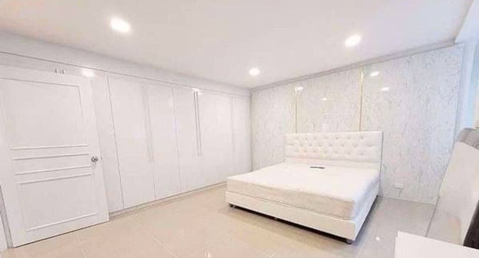 For rent 3 bedrooms condo in Khlong Toei, Bangkok