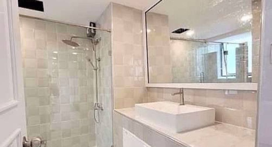 For rent 3 bedrooms condo in Khlong Toei, Bangkok