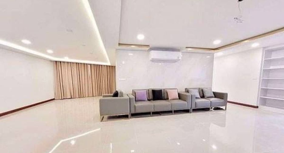 For rent 3 bedrooms condo in Khlong Toei, Bangkok