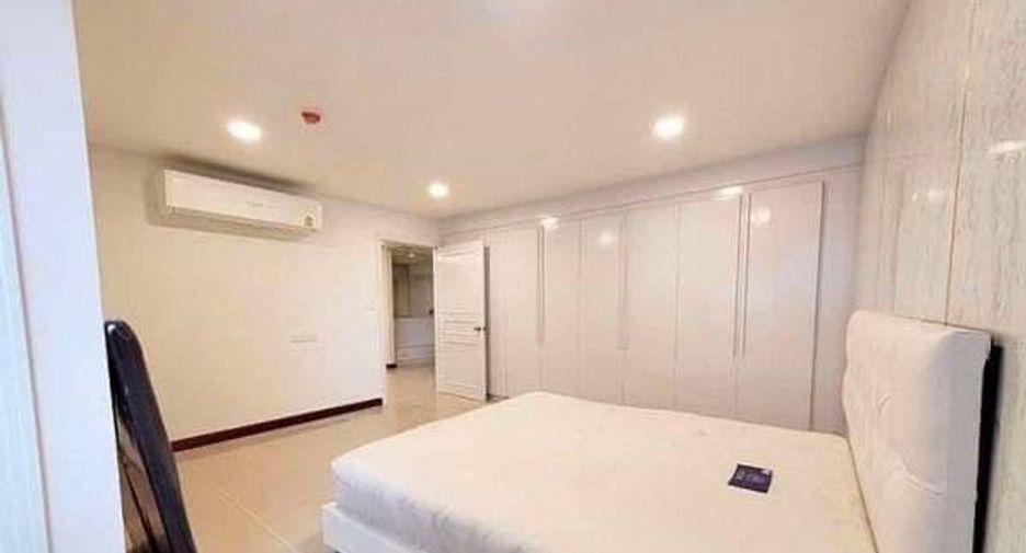 For rent 3 bedrooms condo in Khlong Toei, Bangkok