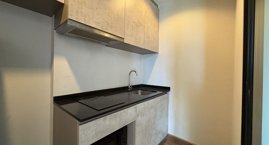 For rent 3 bedrooms condo in Phra Khanong, Bangkok