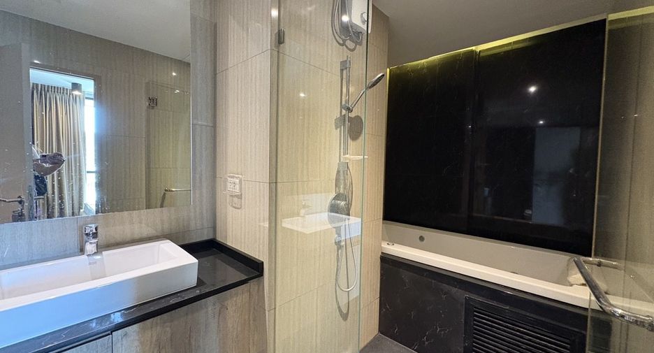 For rent 3 bedrooms condo in Phra Khanong, Bangkok