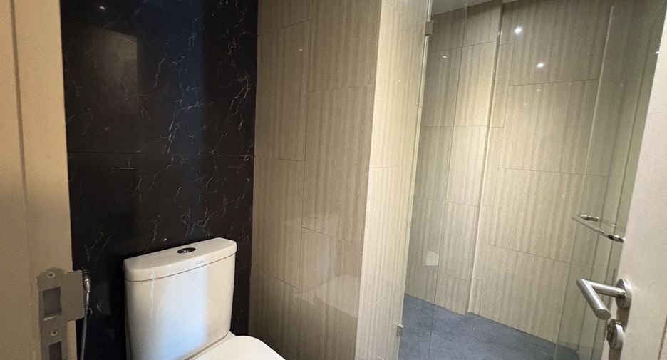 For rent 3 bedrooms condo in Phra Khanong, Bangkok