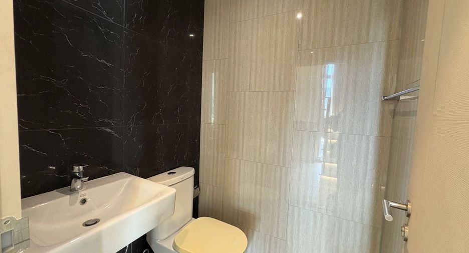 For rent 3 bedrooms condo in Phra Khanong, Bangkok