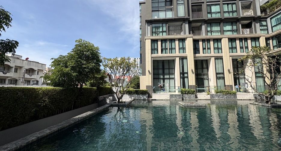 For rent 3 bedrooms condo in Phra Khanong, Bangkok