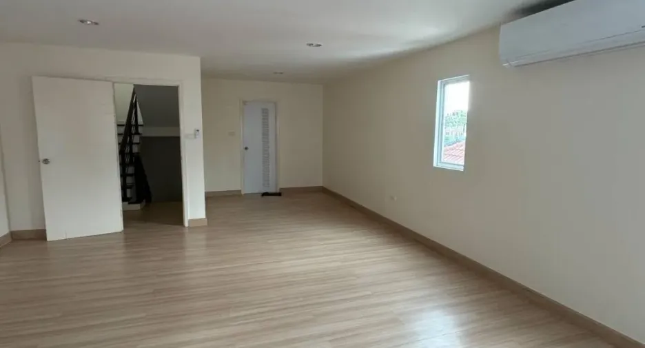 Casa adosada en venta de 2 habitaciones en Prawet, Bangkok