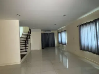 Casa adosada en venta de 2 habitaciones en Prawet, Bangkok