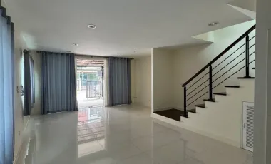 Casa adosada en venta de 2 habitaciones en Prawet, Bangkok