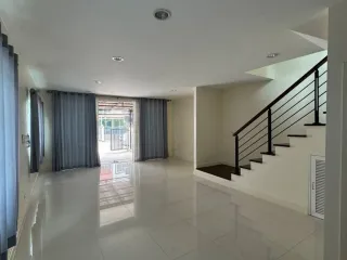 Casa adosada en venta de 2 habitaciones en Prawet, Bangkok