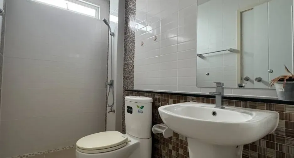 Casa adosada en venta de 2 habitaciones en Prawet, Bangkok