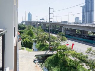 For rent 3 bedrooms townhouse in Yan Nawa, Bangkok