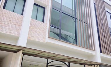 For rent 3 bedrooms townhouse in Yan Nawa, Bangkok