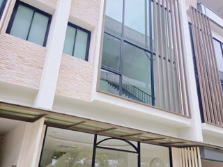 For rent 3 bedrooms townhouse in Yan Nawa, Bangkok