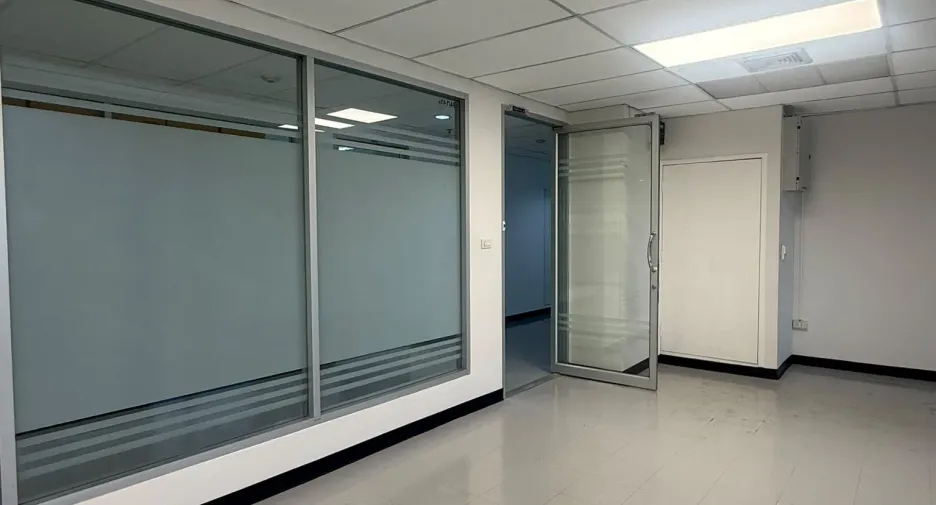 Büro zur Miete in Huai Khwang, Bangkok