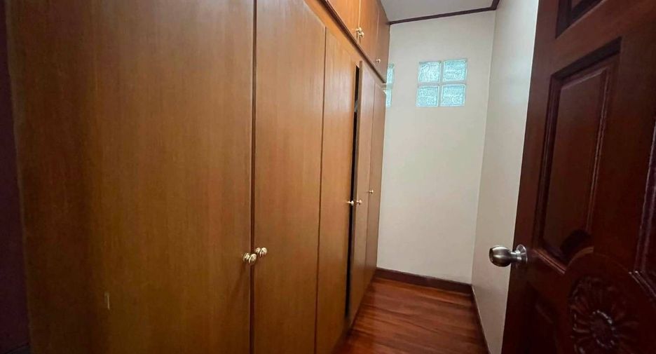 For sale 5 bedrooms house in Suan Luang, Bangkok