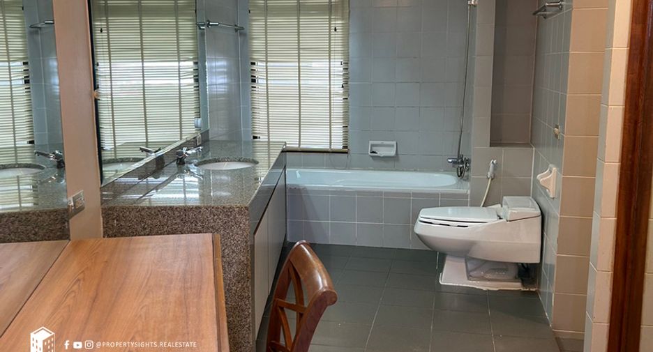 For rent 2 bedrooms condo in Yan Nawa, Bangkok