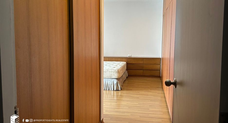 For rent 2 bedrooms condo in Yan Nawa, Bangkok