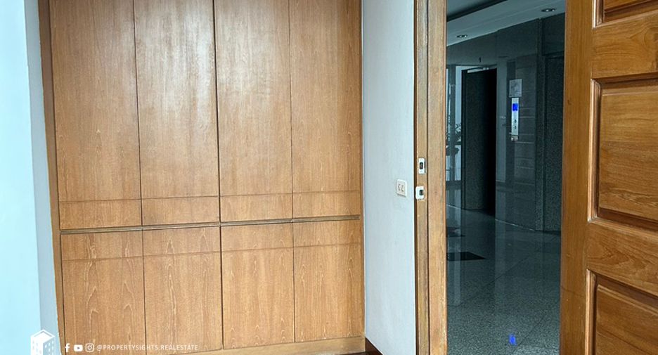 For rent 2 bedrooms condo in Yan Nawa, Bangkok