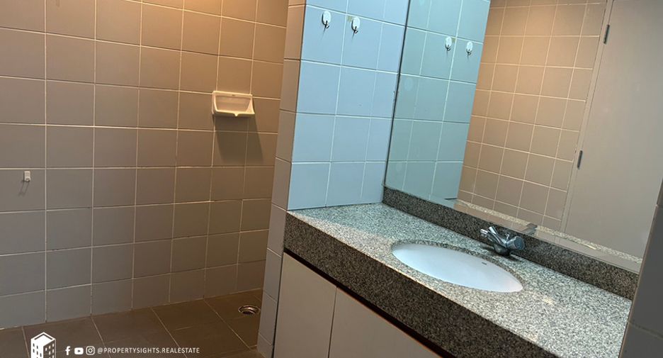 For rent 2 bedrooms condo in Yan Nawa, Bangkok