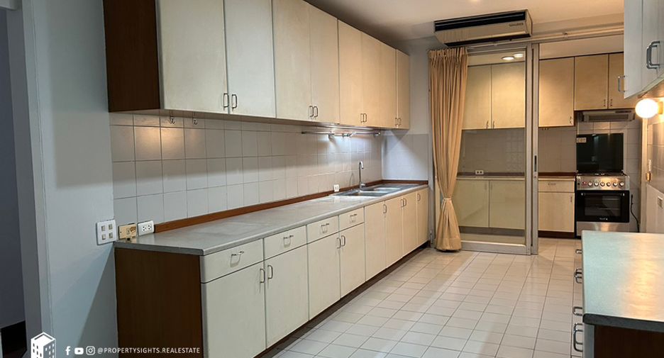 For rent 2 bedrooms condo in Yan Nawa, Bangkok