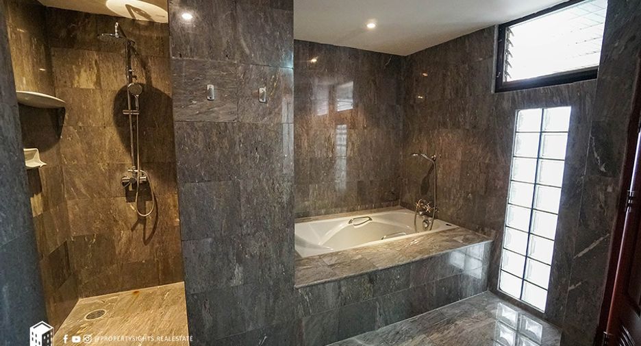 For rent 3 bedrooms condo in Watthana, Bangkok