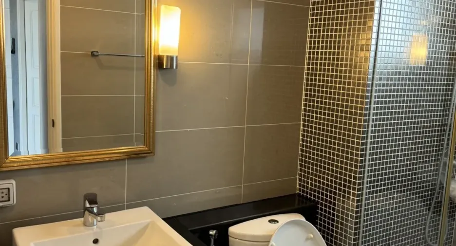For sale 2 bedrooms condo in Huai Khwang, Bangkok